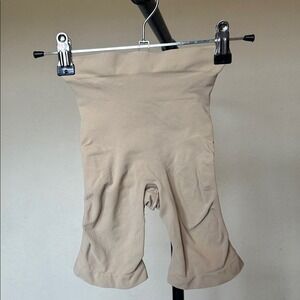 SKIMS Seamless Sculpt Mid Thigh Short compression nude sand shape wear NWOT Sz S